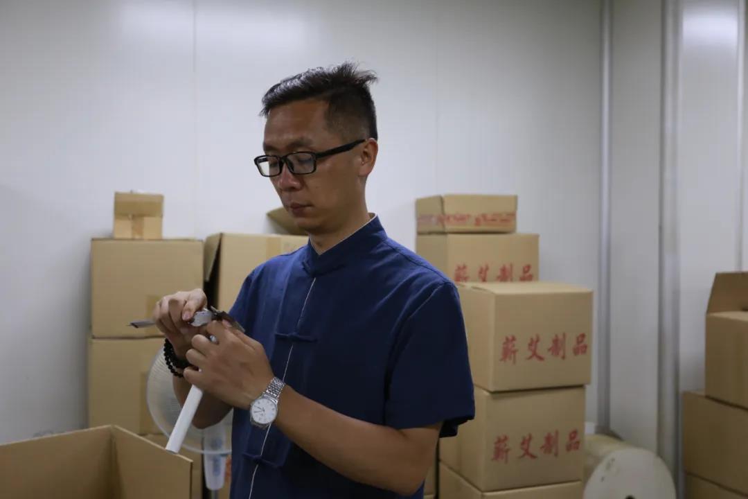 艾灸需用純艾條，手把手教你如何制艾